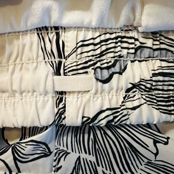 ATHLETA WOMEN’S WHITE & BLACK TROPICAL PATTERN ATHLETIC SHORTS SIZE SMALL - Picture 5 of 15